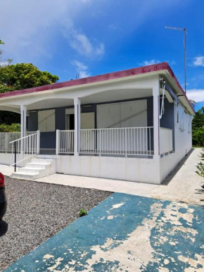 Maison confortable à Le Moule avec piscine partagée